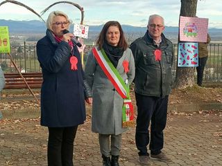 Salussola contro la violenza sulle donne con l'inaugurazione di una panchina rossa