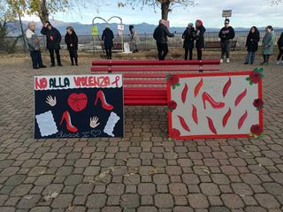 Salussola contro la violenza sulle donne con l'inaugurazione di una panchina rossa