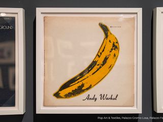 Andy Warhol a Biella: la mostra Pop Art &amp; Textiles tra opere iconiche e tessuti inediti