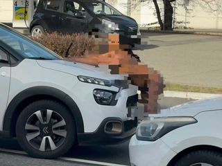 Sale sul tetto dell'auto e si denuda, caos in via Milano a Vigliano