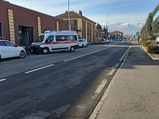 Sale sul tetto dell'auto e si denuda, caos in via Milano a Vigliano