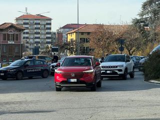 Sinistro stradale in Piazza Adua a Biella, traffico rallentato