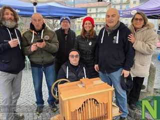 Strona, mercatino e iniziative natalizie: alberi creativi e musica per le vie del paese FOTO e VIDEO di Catia Ciccarelli per newsbiella.it