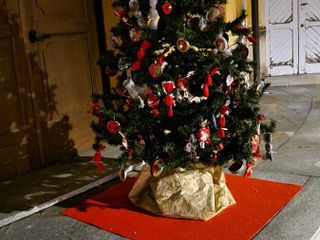 Strona, mercatino e iniziative natalizie: alberi creativi e musica per le vie del paese FOTO e VIDEO di Catia Ciccarelli per newsbiella.it