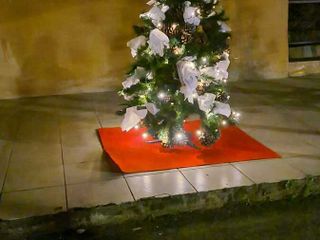 Strona, mercatino e iniziative natalizie: alberi creativi e musica per le vie del paese FOTO e VIDEO di Catia Ciccarelli per newsbiella.it