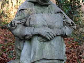 La Madre dell’ucciso di Francesco Ciusa, scultura marmorea custodita presso il Museo delle Migrazioni, Cammini e Storie di Popoli di Pettinengo, divenuta icona universale della sofferenza sarda, del silenzio e della dignità del dolore.