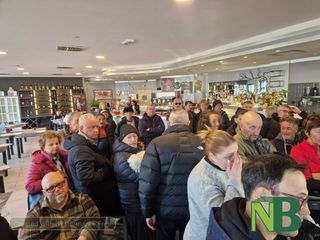 Biella, mercato di piazza Falcone, ambulanti in rivolta compatti: “Non ci spostiamo”