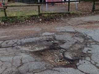 Vaglio di Biella: tornano le buche in Strada Cantone Ostocco, la segnalazione di un lettore