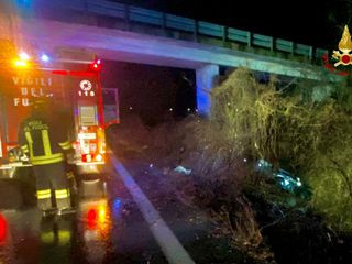 Auto ribaltata sulla superstrada tra Vigliano e Valdengo: nessuno a bordo