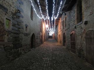 4 gennaio 2026: la luna Gibbosa Calante vista dal ricetto di Candelo FOTO Zinga Power