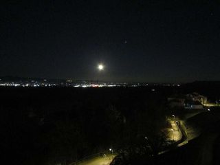 4 gennaio 2026: la luna Gibbosa Calante vista dal ricetto di Candelo FOTO Zinga Power