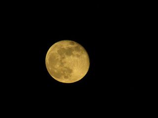 4 gennaio 2026: la luna Gibbosa Calante vista dal ricetto di Candelo FOTO Zinga Power