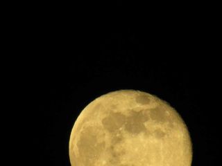 4 gennaio 2026: la luna Gibbosa Calante vista dal ricetto di Candelo FOTO Zinga Power