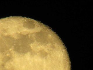 4 gennaio 2026: la luna Gibbosa Calante vista dal ricetto di Candelo FOTO Zinga Power