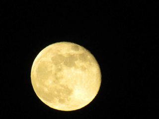 4 gennaio 2026: la luna Gibbosa Calante vista dal ricetto di Candelo FOTO Zinga Power