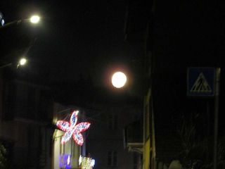 4 gennaio 2026: la luna Gibbosa Calante vista dal ricetto di Candelo FOTO Zinga Power