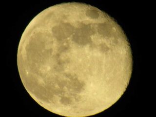 4 gennaio 2026: la luna Gibbosa Calante vista dal ricetto di Candelo FOTO Zinga Power