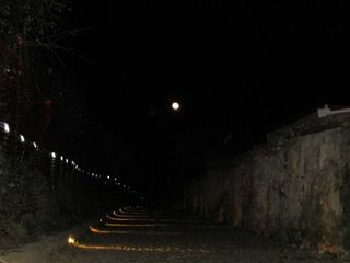 4 gennaio 2026: la luna Gibbosa Calante vista dal ricetto di Candelo FOTO Zinga Power