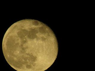 4 gennaio 2026: la luna Gibbosa Calante vista dal ricetto di Candelo FOTO Zinga Power