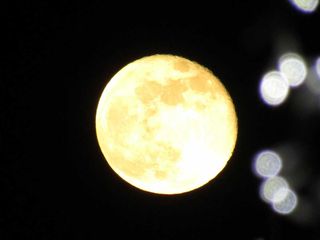 4 gennaio 2026: la luna Gibbosa Calante vista dal ricetto di Candelo FOTO Zinga Power