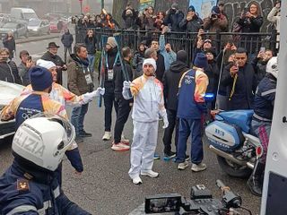 Un vigile del fuoco di Cossato tra i tedofori della fiamma olimpica a Milano FOTO e VIDEO