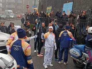 Un vigile del fuoco di Cossato tra i tedofori della fiamma olimpica a Milano FOTO e VIDEO