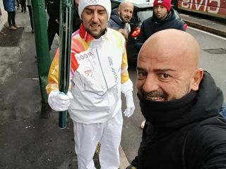 Un vigile del fuoco di Cossato tra i tedofori della fiamma olimpica a Milano FOTO e VIDEO