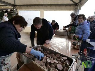 Gaglianico, via con la distribuzione della fagiolata! FOTO Davide Finatti per newsbiella.it