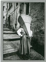 Rientro dal Torrente Cervo con la biancheria lavata, FOTO Copyright Roberto Marchisotti Rientro dal Torrente Cervo con la biancheria lavata, FOTO Copyright Roberto Marchisotti