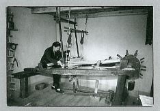 Mezzana, operaia al telaio, FOTO Copyright Roberto Marchisotti Mezzana, operaia al telaio, FOTO Copyright Roberto Marchisotti