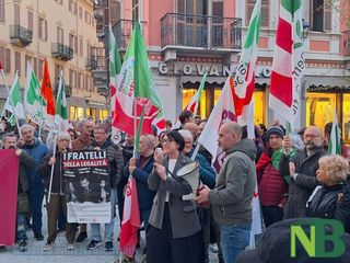 Biella, manifestazione in piazza Santa Marta dopo le dimissioni di Delmastro FOTO Nicola Rasolo per newsbiella.it