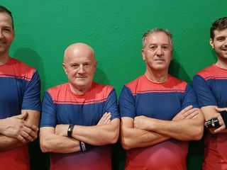 La formazione di D2 del TT Biella - Unipol Renaldo (da sinistra: Traian Muscalu, Maurizio Rondi, Roberto Fazzari e Andrea Manicotto) che, vincendo ad Aosta, si è portata al comando in solitaria del girone C a una giornata dal termine. La formazione di D2 del TT Biella - Unipol Renaldo (da sinistra: Traian Muscalu, Maurizio Rondi, Roberto Fazzari e Andrea Manicotto) che, vincendo ad Aosta, si è portata al comando in solitaria del girone C a una giornata dal termine.