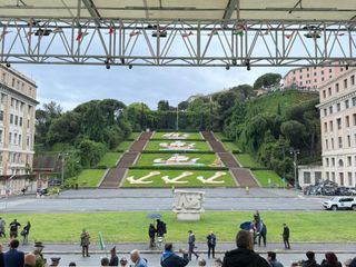L'assessore di Biella, Edoardo Maiolatesi, assiste alla sfilata