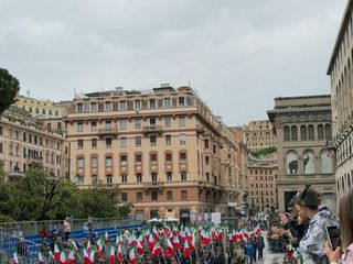L'assessore di Biella, Edoardo Maiolatesi, assiste alla sfilata