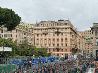 L'assessore di Biella, Edoardo Maiolatesi, assiste alla sfilata