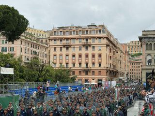 L'assessore di Biella, Edoardo Maiolatesi, assiste alla sfilata