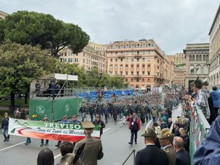 L'assessore di Biella, Edoardo Maiolatesi, assiste alla sfilata