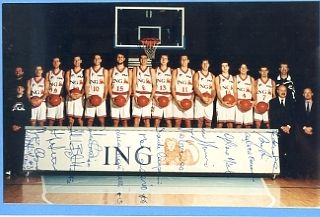 Dalla valigia dei ricordi riemerge il basket biellese: gli scatti inediti di Roberto Marchisotti FOTO copyright Roberto Marchisotti, squadra con le firme di tutti Dalla valigia dei ricordi riemerge il basket biellese: gli scatti inediti di Roberto Marchisotti FOTO copyright Roberto Marchisotti, squadra con le firme di tutti