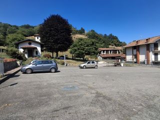 Pralungo, frazione Valle un lettore: "La piazza è vuota ma le auto sostano sulla strada"