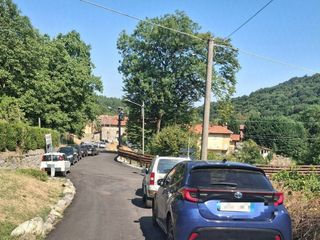 Pralungo, frazione Valle un lettore: "La piazza è vuota ma le auto sostano sulla strada"