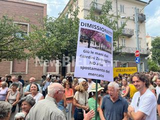 "Giù le mani dai ciliegi": a Biella cittadini in piazza contro il progetto agli Zumaglini FOTO e VIDEO Massimo Giacobbe per newsbiella.it