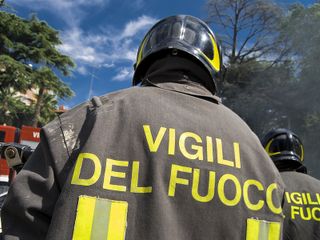 Valdilana, a fuoco una catasta di legna Valdilana, a fuoco una catasta di legna