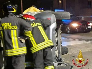 Auto si ribalta a Vigliano: danneggiata una colonnina del metano