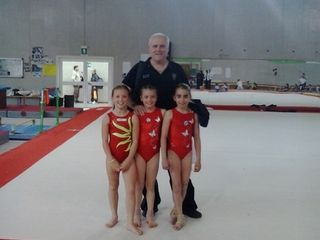 Sofia Boggia (prima a sinistra) con due ginnastine della Gym Aosta e il tecnico della Nazionale Azzurra Enrico Casella