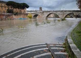 Roma, la promessa di Gualtieri: "Entro 5 anni potremo fare il bagno nel Tevere"
