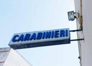 Bergamo, aggredisce la compagna e la lascia in strada priva di sensi: arrestato