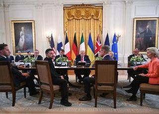 Trump, il quadro e i cappelli: presidente e guida turistica per i leader Trump, il quadro e i cappelli: presidente e guida turistica per i leader