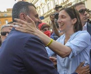 Regionali Puglia, Decaro candidato per il centrosinistra: "Andiamo a vincere" Regionali Puglia, Decaro candidato per il centrosinistra: "Andiamo a vincere"