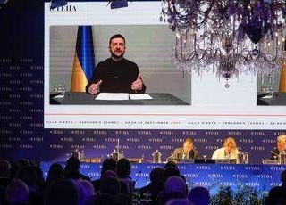 Zelensky a Cernobbio ringrazia l'Italia: "Ci prepariamo per fermare Russia" Zelensky a Cernobbio ringrazia l'Italia: "Ci prepariamo per fermare Russia"
