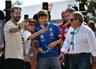 Gp Monza, le 'follie' dei tifosi Ferrari: "Tremila euro per vedere Hamilton e Leclerc" Gp Monza, le 'follie' dei tifosi Ferrari: "Tremila euro per vedere Hamilton e Leclerc"